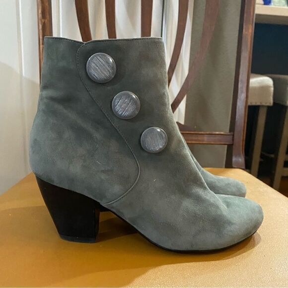 Vaneli Gray Suede Button Booties Round Toe - Picture 1 of 12